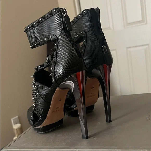 BCBG Hersh black leather stud heels Studded size 8 - Picture 5 of 11